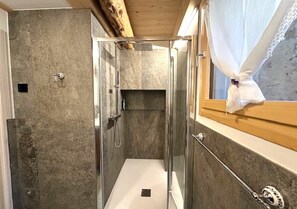 Regadera, secadora de cabello, bidet, toallas 