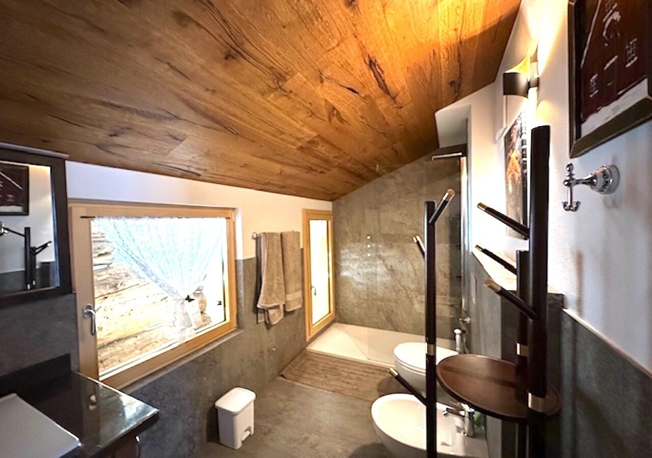 Douche, sèche-cheveux, bidet, serviettes fournies