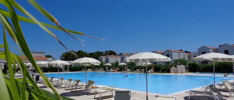 Una piscina al aire libre de temporada