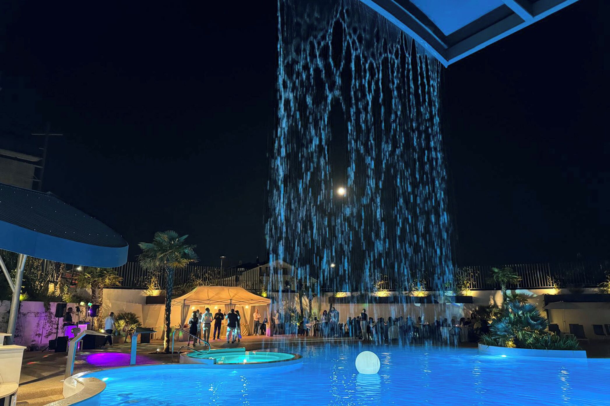 Piscina coperta, piscina stagionale all'aperto