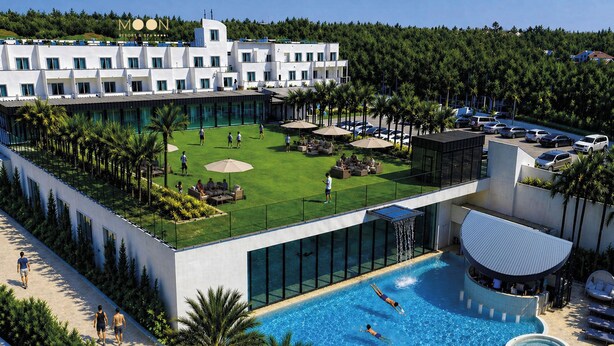 Een resort met een zwembad, terras en een gebouw in modern design.