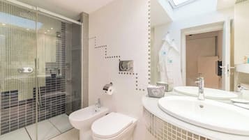 Towels, soap, shampoo, toilet paper