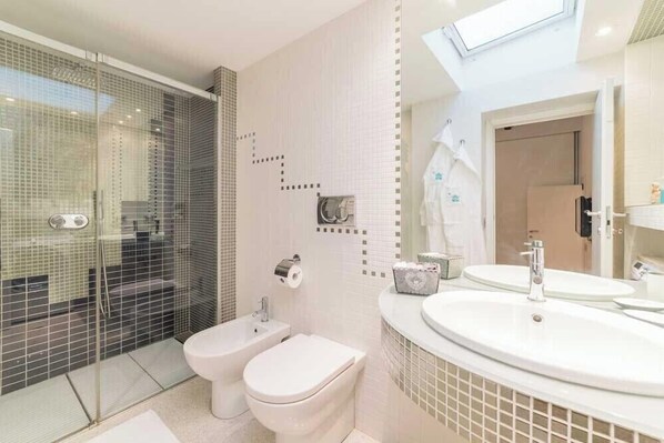 Hair dryer, towels, soap, shampoo - Moon Resort & Spa (Isernia)