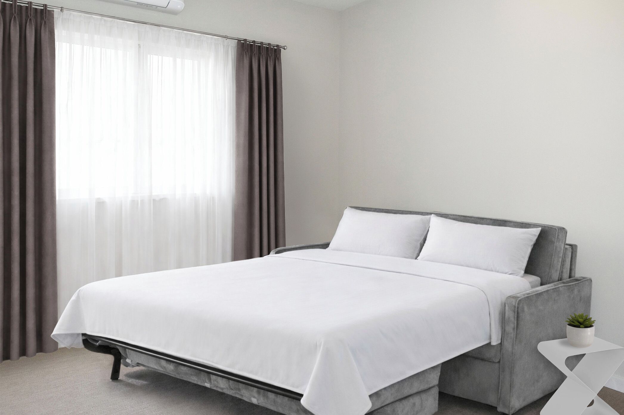 Ein modernes Schlafzimmer mit einem Bett, Vorhängen und einer kleinen Pflanze.