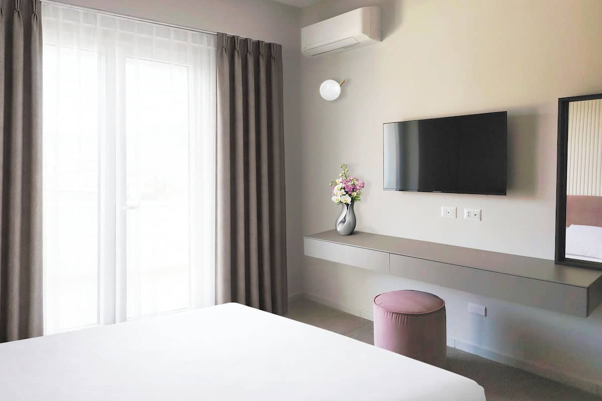 ميني بار وخزنة داخل الغرفة وواي فاي مجانًا وملاءات أسرّة