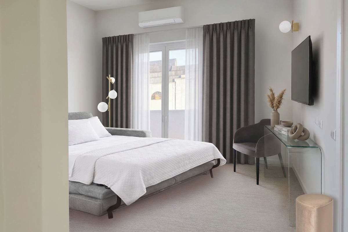 Luxury Suite | Minibar, in-room safe, WiFi (free), bed sheets