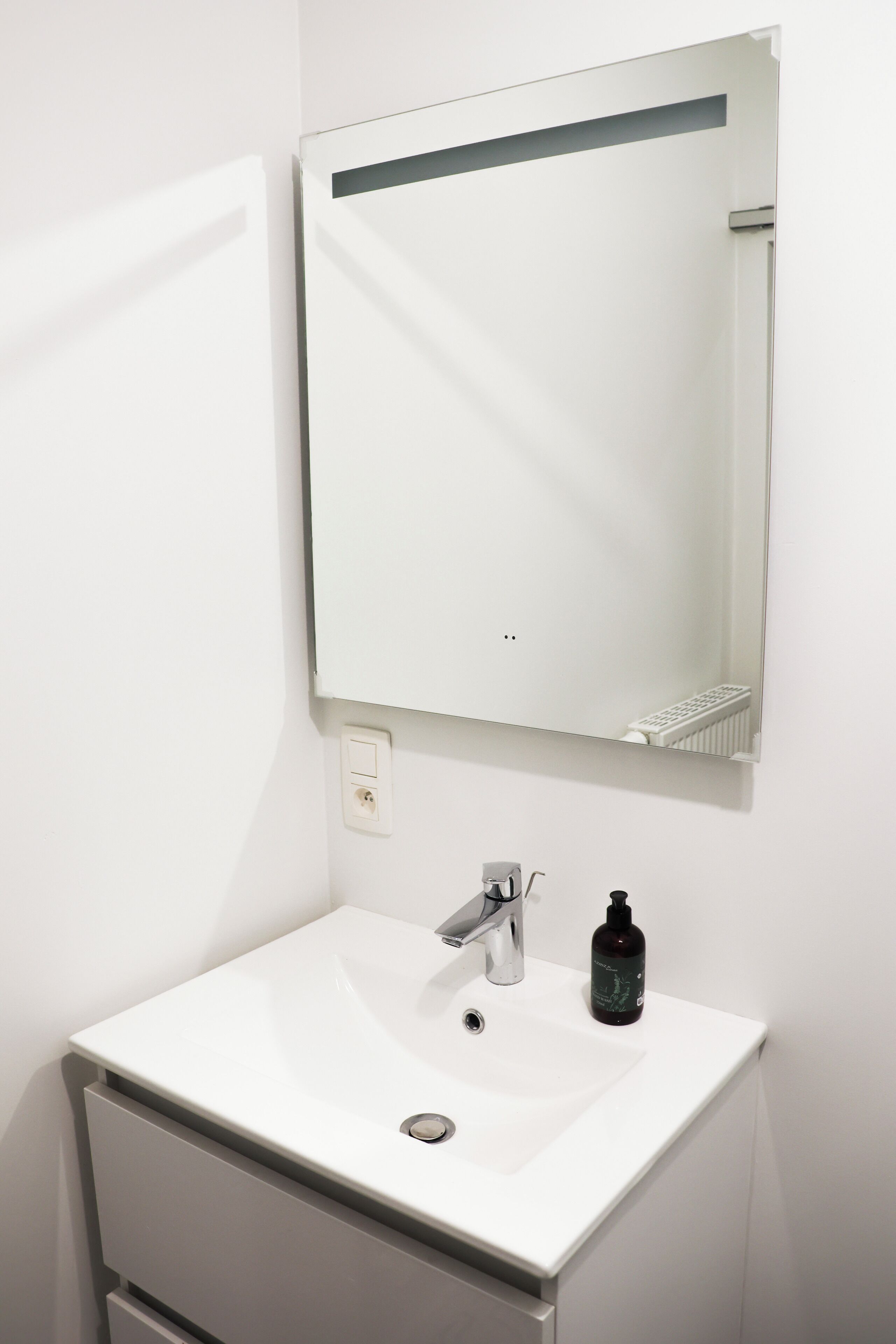 Secador de pelo, toallas, jabón y papel higiénico