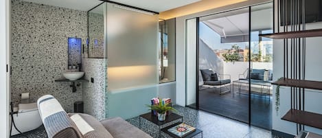 Superior Studio | Bathroom