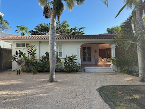 Exterior - Maison Lacoste is a colonial-style villa 450 m from Pereybere beach. (PEREYBERE)