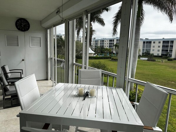 Outdoor dining - Loving it at Sands of Marco -Walkto the Beach Condo ! (Marco Island)