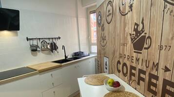 Frigorifero, piano cottura, macchina per tè/caffè