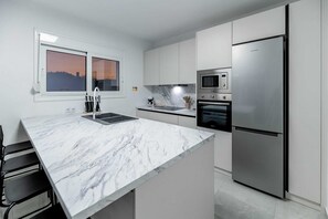 Kühlschrank, Mikrowelle, Ofen, Geschirrspüler