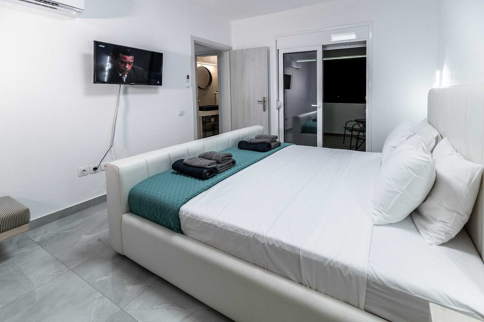 4 bedrooms, iron/ironing board, WiFi, bed sheets