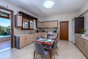 Fridge, microwave, oven, coffee/tea maker - Welcome to Thalpori Villa nestled in the tranquil Maritsa Area of Rhodes. (Maritsa)