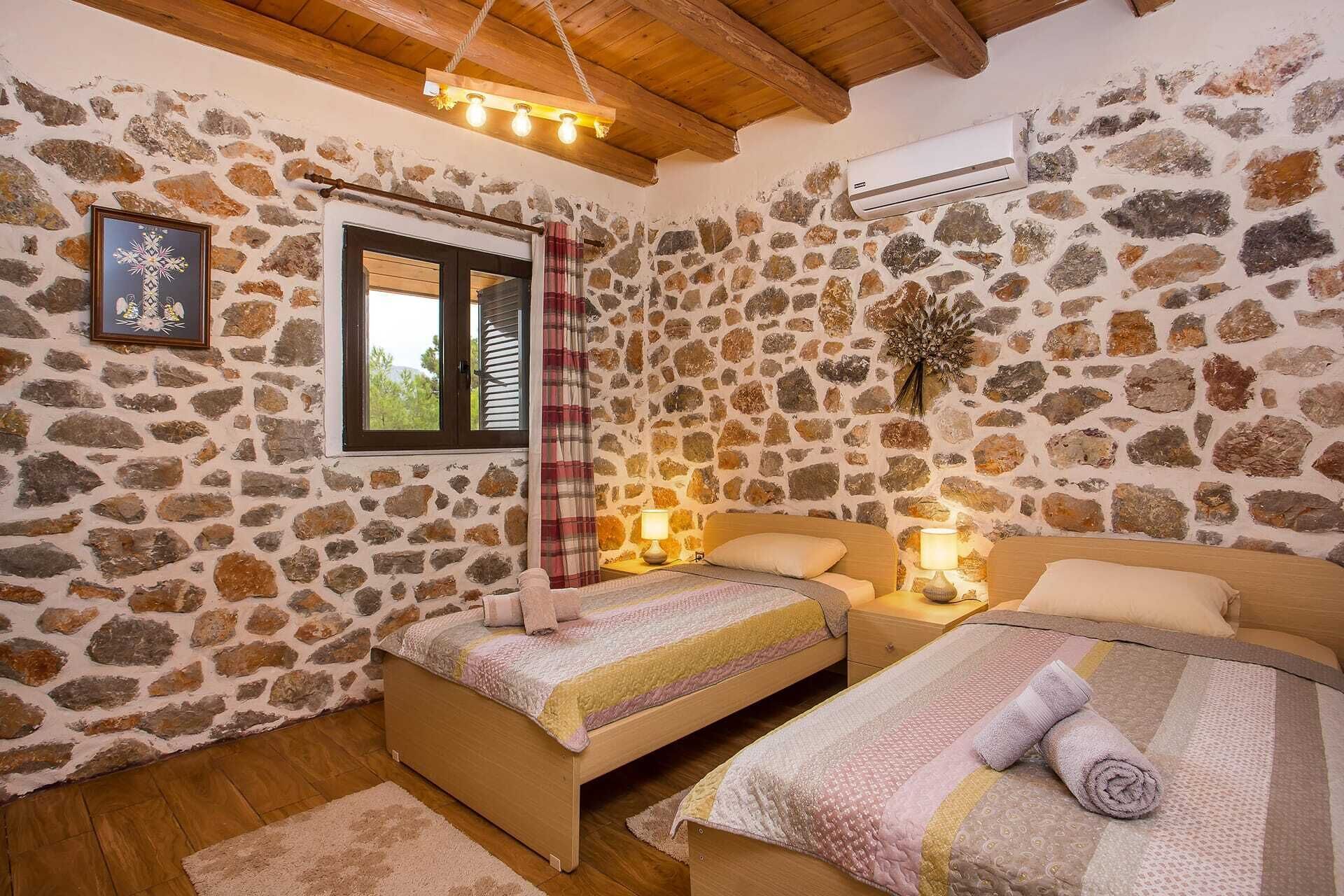 3 chambres, fer et planche à repasser, Wi-Fi, draps fournis