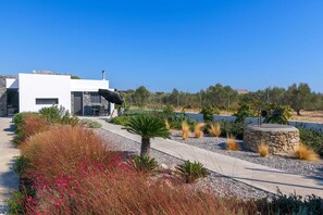 Property grounds - Welcome to Villa Galini, a contemporary Villa comprising 3 spacious bedrooms. (Massari)