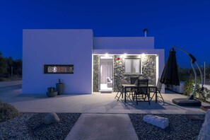 Outdoor dining - Welcome to Villa Galini, a contemporary Villa comprising 3 spacious bedrooms. (Massari)