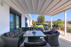 Outdoor dining - Welcome to Villa Galini, a contemporary Villa comprising 3 spacious bedrooms. (Massari)