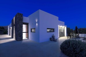 Terrace/patio - Welcome to Villa Galini, a contemporary Villa comprising 3 spacious bedrooms. (Massari)