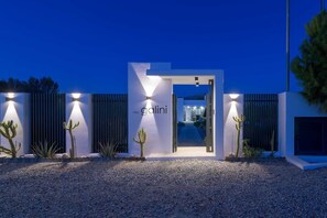 Exterior - Welcome to Villa Galini, a contemporary Villa comprising 3 spacious bedrooms. (Massari)