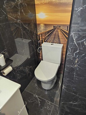 Baignoire Ă jets, sĂšche-cheveux, serviettes fournies, savon