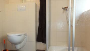 Vierbettzimmer, eigenes Bad | Badezimmer