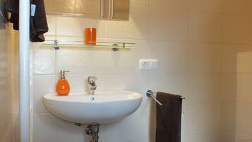 Quadruple Room, Private Bathroom | Bathroom