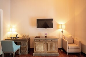 Pengering rambut, jubah mandi, sandal, dan handuk