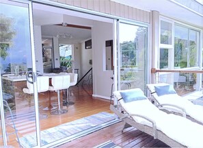 Outdoor dining - Grand Haven House for Biz&Remote! City close! Majestic water view! Eco-friendly! (Castlecrag)