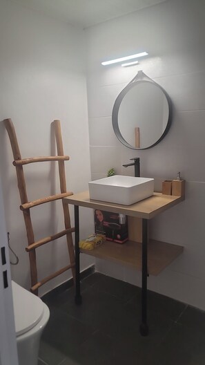 淋浴设施、吹风机、毛巾、肥皂