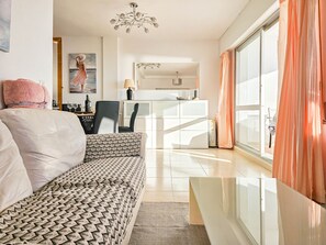TV - Two bedroom apartment in Riviera del Sol (Mijas Costa)