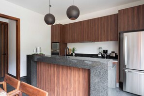 Een koelkast, een magnetron, een kookplaat