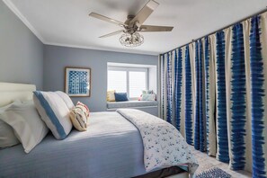 3 habitaciones, escritorio y tabla de planchar con plancha 