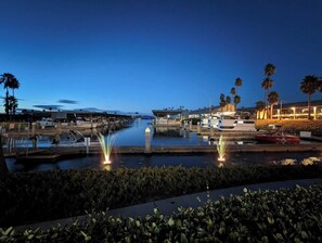 Marina - A stylish coastal pet and boat friendly oasis on the water with views of the Delta. (Discovery Bay)