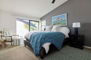 3 habitaciones, escritorio y tabla de planchar con plancha 