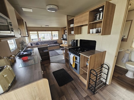 Chalet | Private kitchen | Fridge, microwave, oven, stovetop