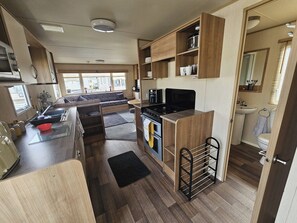 Chalet | Privékeuken | Een koelkast, een microgolfoven, een oven, een kookplaat