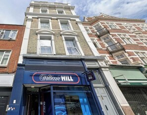 Exterior - Your London Base | 1-Min Tube | Netflix & WiFi | Sleeps 2 (London)