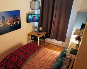 1 bedroom, iron/ironing board, travel cot, free WiFi - Your London Base | 1-Min Tube | Netflix & WiFi | Sleeps 2 (London)