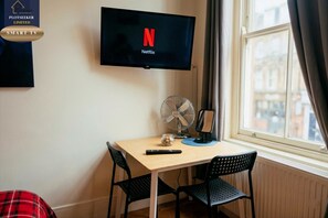 Interior - Your London Base | 1-Min Tube | Netflix & WiFi | Sleeps 2 (London)