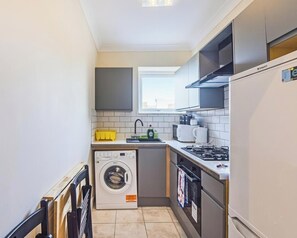 Fridge, microwave, oven, stovetop - Your London Base | 1-Min Tube | Netflix & WiFi | Sleeps 2 (London)