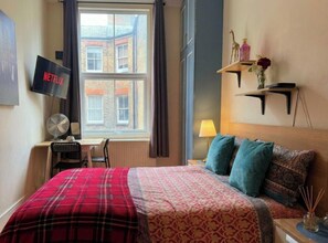 1 bedroom, iron/ironing board, travel cot, free WiFi - Your London Base | 1-Min Tube | Netflix & WiFi | Sleeps 2 (London)