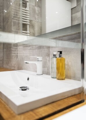 Apartment, Balcony | Bathroom - RentPlanet - Grzybowska 85 (Warsaw)