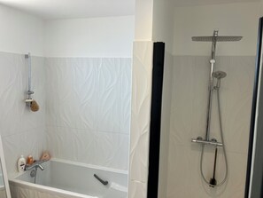 Dusche, Handtücher, Seife, Toilettenpapier