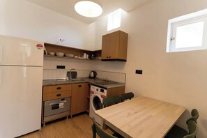 Family Apartment, Patio | Dapur peribadi | Sebuah ketuhar gelombang mikro di kawasan bersama, dapur 