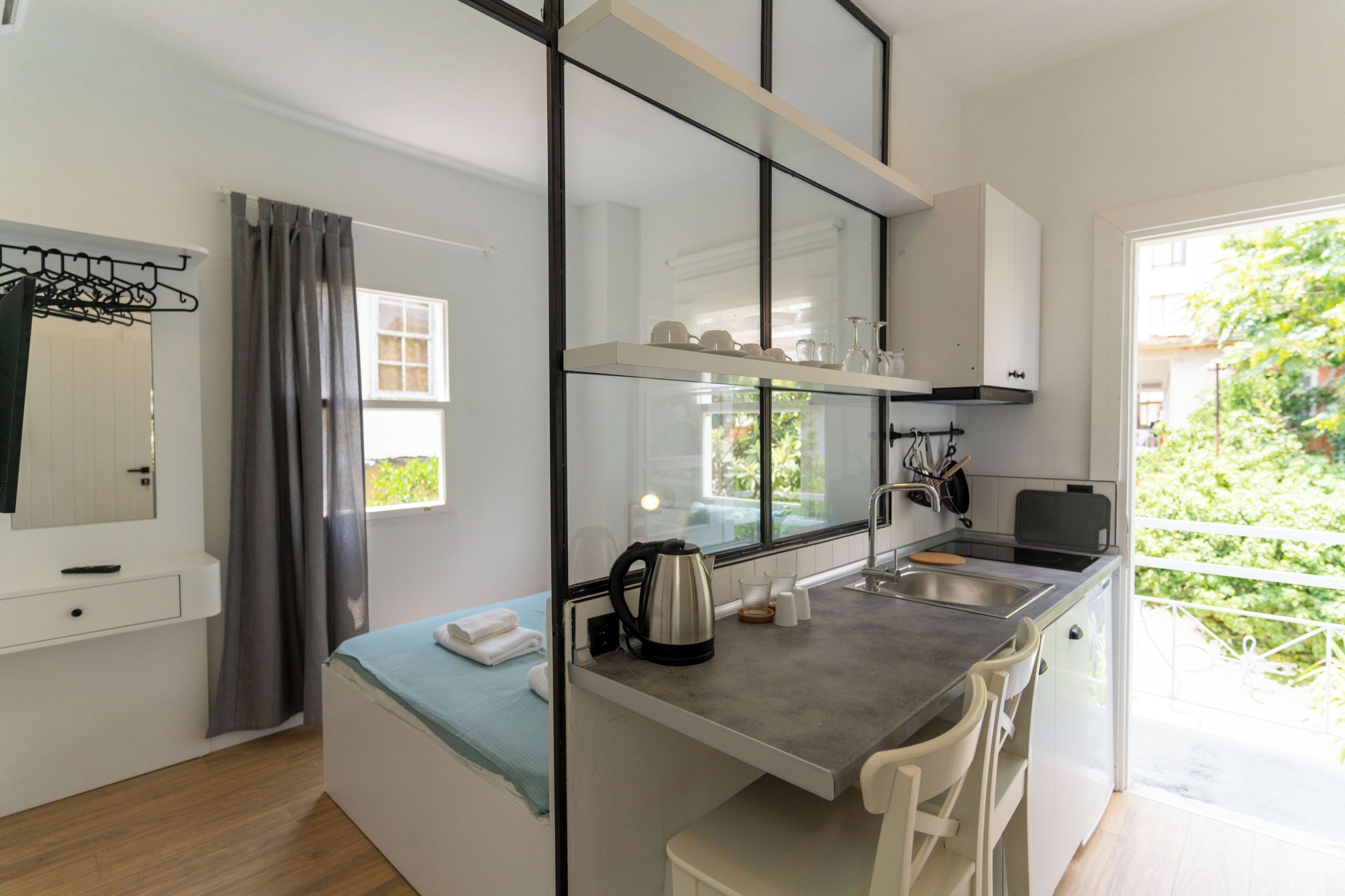 Economy-studio, parveke, näköala puutarhaan | Silitysrauta/-lauta, ilmainen Wi-Fi