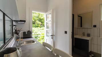 Monolocale Economy, balcone, vista giardino | Cucina privata | Forno a microonde nell'area comune, piano cottura, lavastoviglie