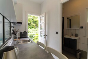 Studio Ekonomi, balkon, pemandangan kebun | Dapur pribadi | Microwave di ruangan umum, kompor, dan mesin pencuci piring