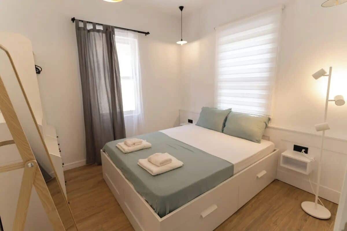 Departamento familiar, patio | Ropa de cama de alta calidad y minibar