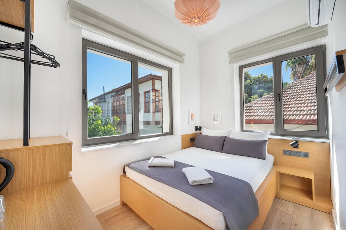 Habitación económica, vista al jardín | Ropa de cama de alta calidad y minibar